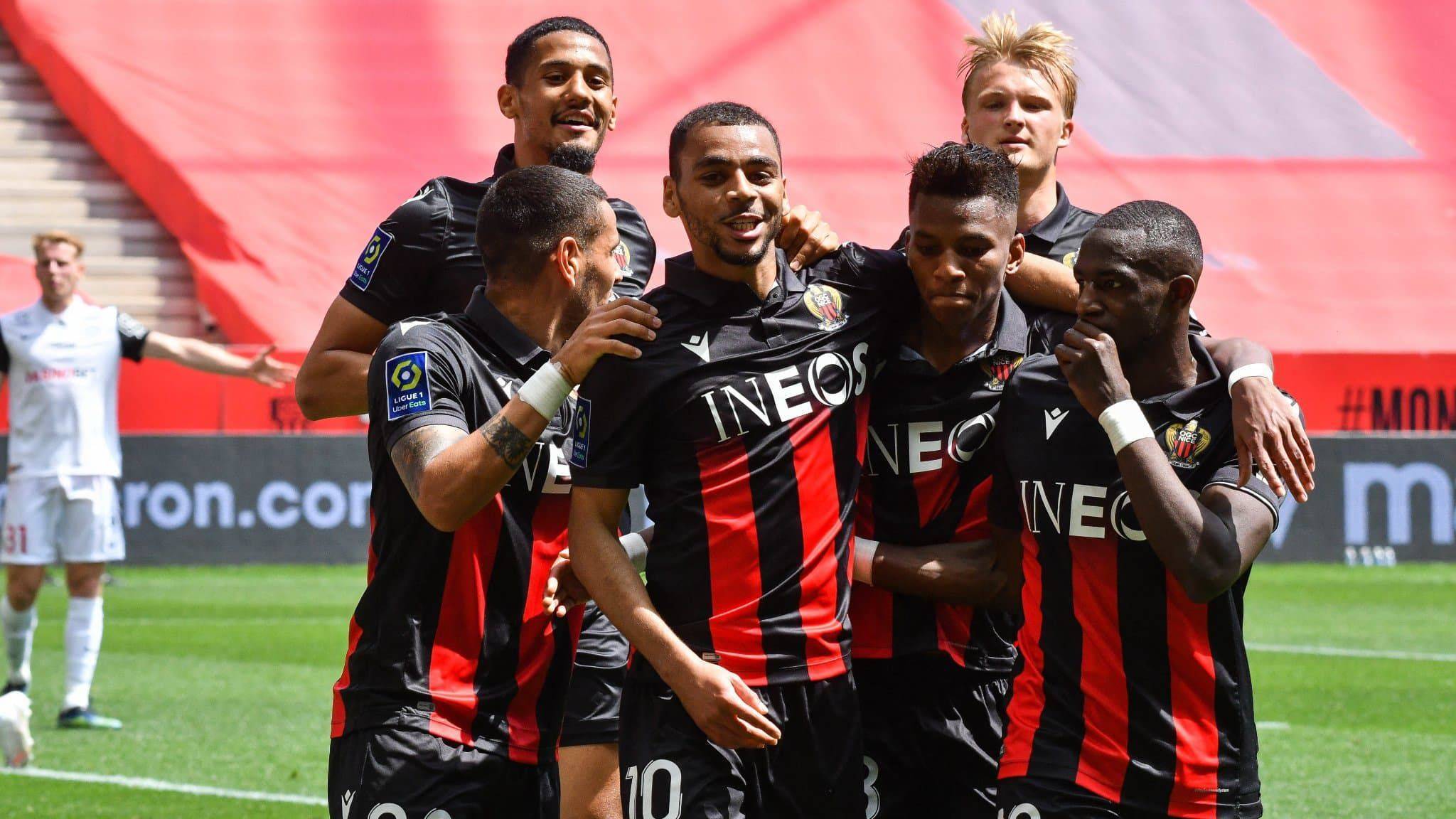 扑克游戏-胜利后，弗来堡球员展现出色庆祝动作